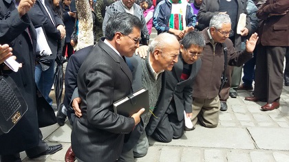 Evangelical pastors in La Paz prayed in front of the national Assembly. / La Razón