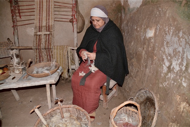A Hebrew woman spinning wool in Nazareth, just as also used to be done with cotton. / Photo: Antonio Cruz,