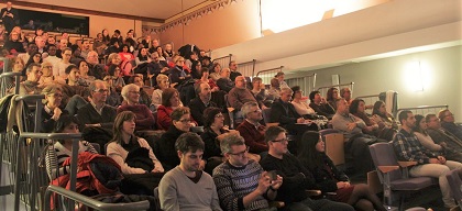 Public at the rountable on intercultural coexistence, in the Teatre Mar i Terra. / J.Soriano