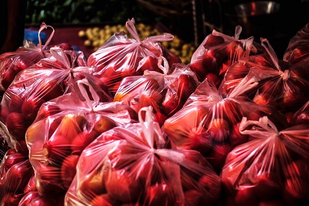 Plastic bags in a market. / Pixabay (CC0),apples, plasitc, market