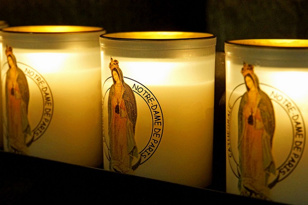 Our Lady of Guadalupe candles. / Dennis Jarvis, CC (Flickr) ,