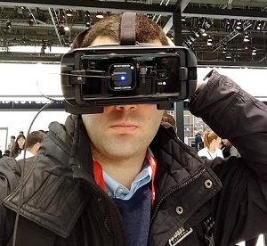 Jesus Muñoz using a Virtual Reality device  at the MWC. / J. Muñoz