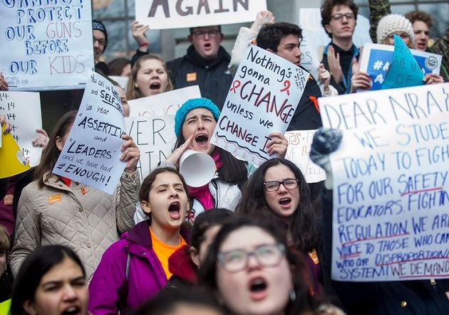 Students protest on #WalkOutDay against gun violence. / Twitter T.Barnard,