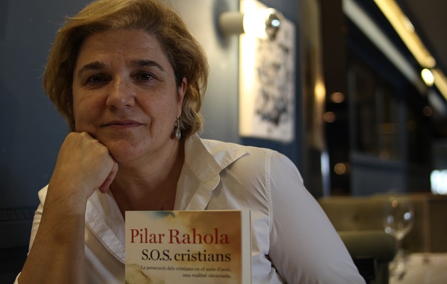 Pilar Rahola with her book. / Jonatán Soriano,