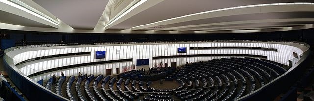Plenary hall of the European Parliament. / Cherryx (Wikimedia Commons, CC),