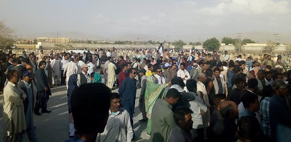 Hundreds of Christians supported the families of the victims, in Quetta. / N. Samuel