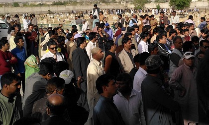 Hundreds of Christians supported the families of the victims, in Quetta. / N. Samuel