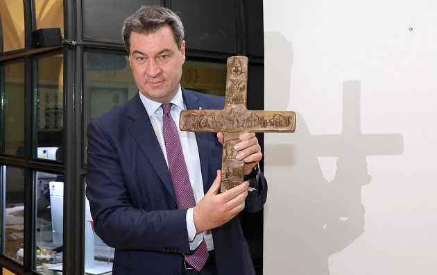 The Minister President of Bavaria, Markus Söder, announces his decision to hang crosses in state buildings. / Twitter @Markus_Söder,