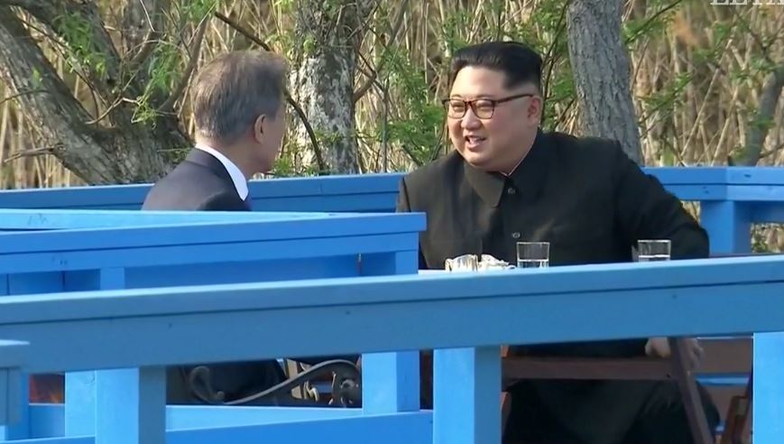 South Korean President Moon Jae (left) and North Korean leader Kim Jong Un, have a private conversation on April 27. / Livestream EP,