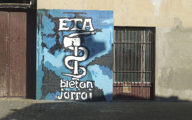 Logo of ETA in Altsasu, Navarra, 2008. / Wikimedia,