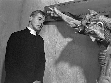 The Pastor of Bergman's films face the silence of God in the cross.