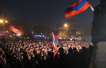 The fifth day of Armenian presidential election protests. During the night, a crowd of about 30-40,000 people carried out a peaceful rally at the Opera (Freedom) Square in the capital. / Photo: Serouj, Wikimedia Commons CC