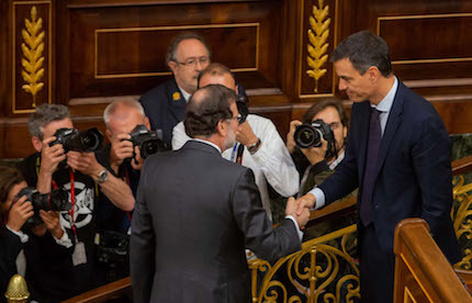 Mariano Rajoy greeted Pedro Snache at the end of the vote. /  Spanish Parliament.