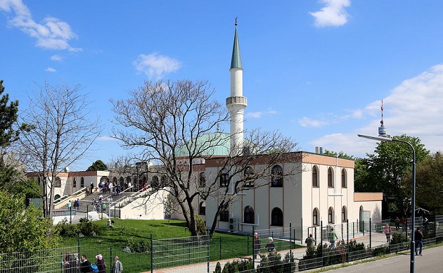 A mosque and Islamic Centre near Vienna, Austria. / Bwak, Wikimedia Commons,