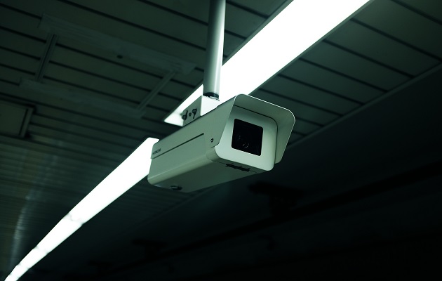 In China, there are more than 100 surveillance cameras owned by the government. / Alex Knight (Unsplash, CC),