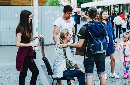 Sharing the gospel on the streets in previous street evangelism activities. / Steiger Union