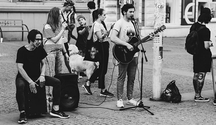 Sharing the gospel on the streets in previous street evangelism activities. / Steiger Union