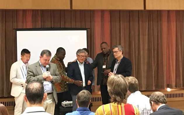Global Christian leaders pray and publicly stand with Chineses pastor Ezra, in a picture taken at the June 2018 Lausanne Movement leadership gathering in Wheaton, United States. / Lausanne Movement,