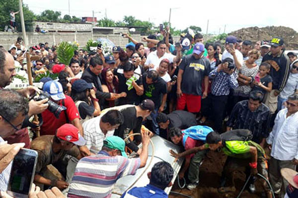 Relatives, church members, and friends mourn the murdered family members. / Wilih Narváez, La Prensa