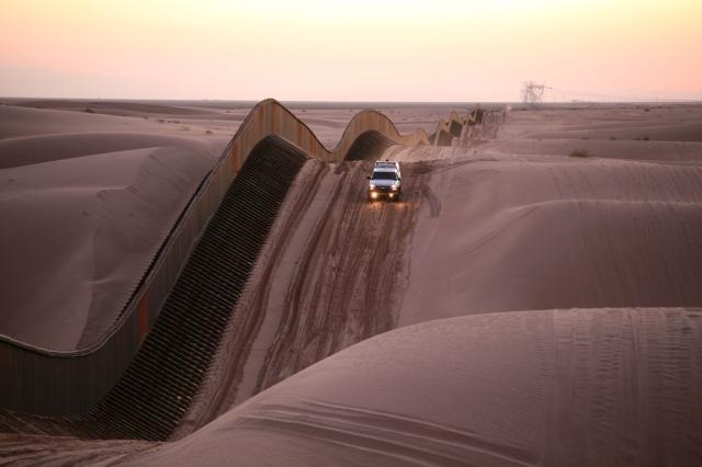 A United States Border Patrol in the Algodones Dunes, California. / Wikimedia, CC0,