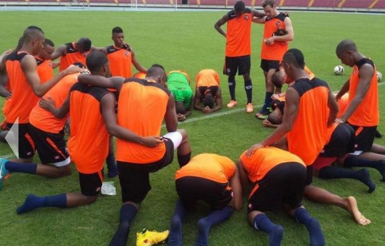 Players of the Panama football team pray together after a practice session. / La Estrella de Panamá, FEPAFUT