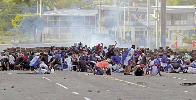 Protester with weaing Nicaraguan flags duringademonstration. /  El Nuevo Diario.,