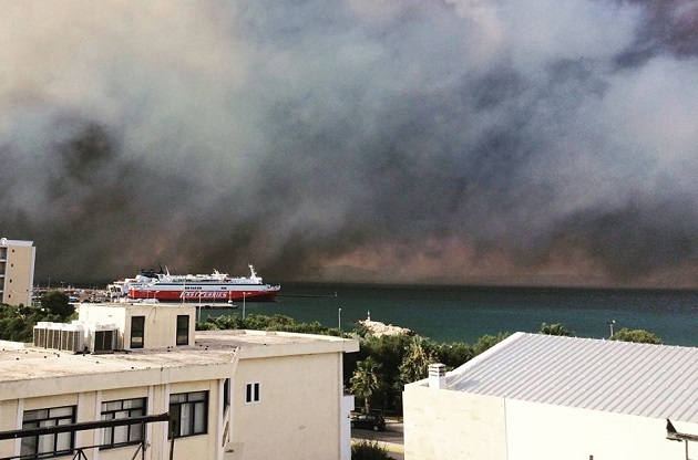 Picture of the wildfires taken in Rafina. / FB Y. Gardelis Jr.,