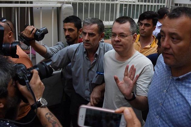 Pastor Brunson is moved to house arrest. / David Brunson is brought to his home, 25 July 2018. / Photo: Agencies via Preciosa Sangre Facebook,