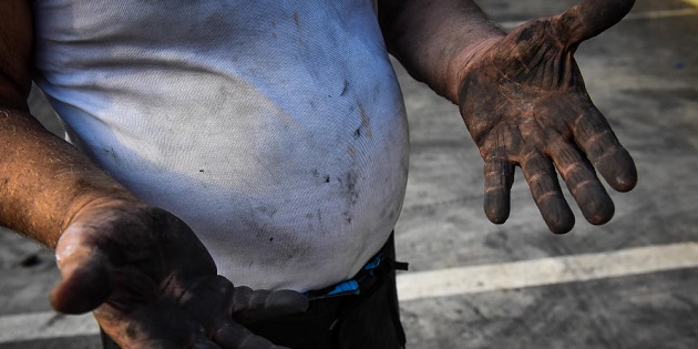 A man in the region of Rafina, after the fires. / Eleftheros Typos,