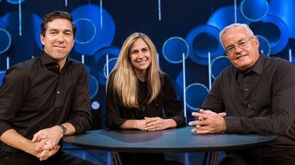 The founding pastor of Willow Creek Community Church, Bill Hybels with Steve Carter and Helen Larson. / Willow Creek Community Church.