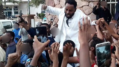 Preacher Surafiel Demssie gave an informal sermon on a street in Asmara. / BBC