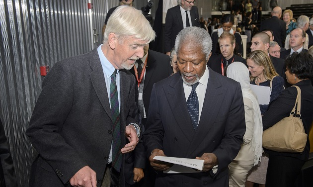 Albert Hengelaar presents former UN Secretary General Kofi Annan the WEA Human Rights report on DRC Congo. / WEA,