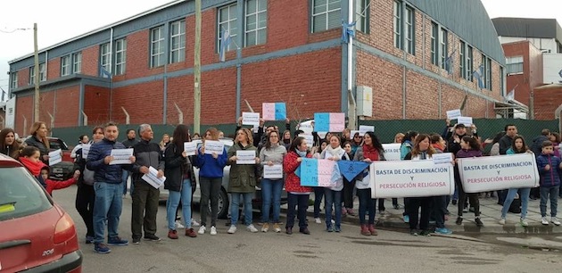Parents demonstrate to ask freedom for the Baptistas AMEN school, in Nequén. / PD,