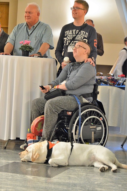 Hildegunn with her husband Don, and service dog Connie- / Jordi Torrents