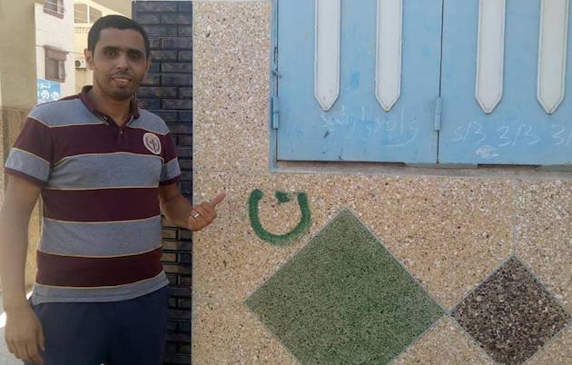 Rachid shows the sign he found in the facade of his former house. / Rachid Souss,
