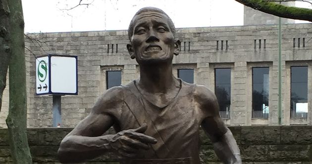 A bronze statue of marathoner Sohn Kee-Chung in Berlin. / japanese.joins.com (CC0).,
