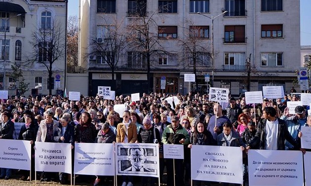 Hundreds protest against a religion draft law that would severely restrict religious freedom of faith minorities, in Sofia, Bulgaria, November 11. / Photo: Yasen Tsenov,