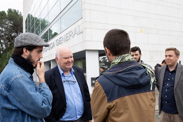 John Lennox, professor emeritus of mathematics at Oxford with students after an activity . / FRZ