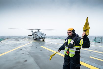 Manoeuvres in an aircraft carrier. / Nato Facebook