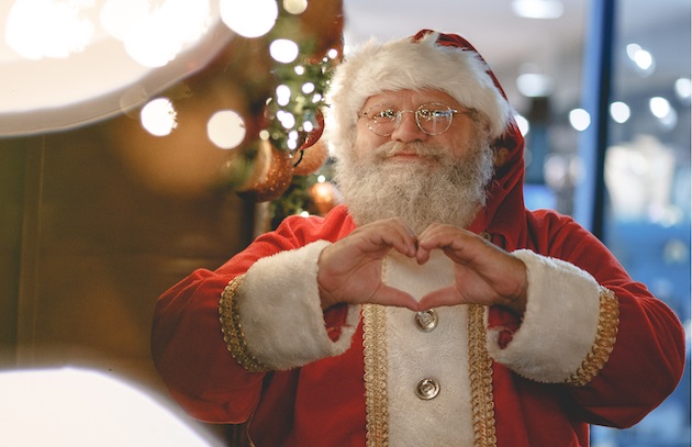 Santa, the heart of Christmas? /Guilherme Stecanella en Unsplash (CC0).,