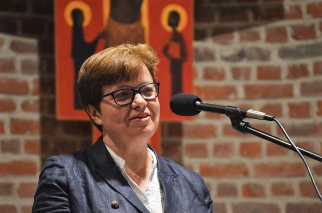 Julia-Doxat speaking at the service of thanksgiving in Brussel's Chapel of Europe. / Don Zeeman ,