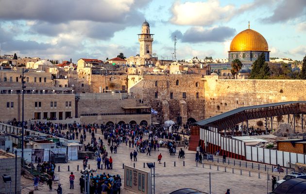 Tourists in the Western Wall of Jerusalem. / Sander Crombach (Unsplash CC0) ,