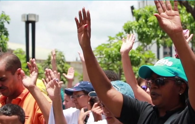 Christians pray on the streets for God's intervention in Venezuela's socio-political conflict. / GNA, Evangélico Digital,