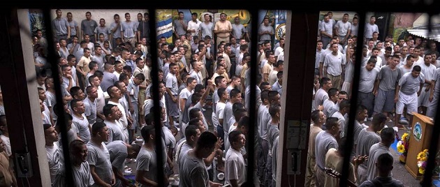 Hundreds come together to worship Christ in San Francisco Gotera prison. / V. Peña, El Faro, El País,