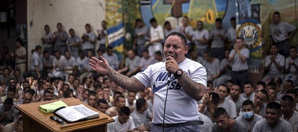 The pastor, a former gang member, leads the worship service. / V. Peña, El Faro, El País