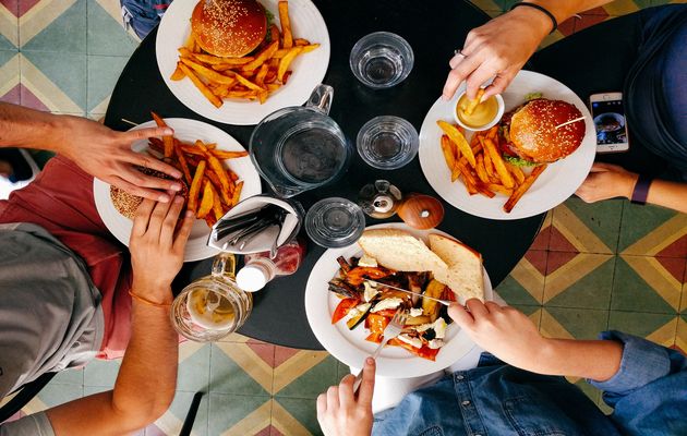 Having lunch or dinner with friends is part of a perfect Sunday. / Dan Gold, (Unsplash, CC0),