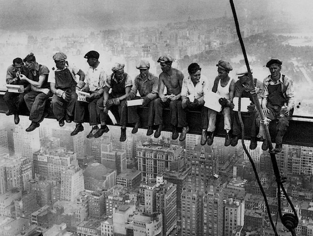 Lunch atop a Skyscraper, 1932, New York Herald-Tribune. / Wikipedia, CC,