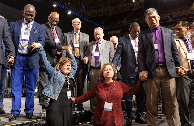 Delegates at the United Methodist Church General Conference in St. Louis pray together. / Los delegados de la Iglesia Metodista Unida se unen en oración antes de la votación clave. / Mike DuBose, UMNS,