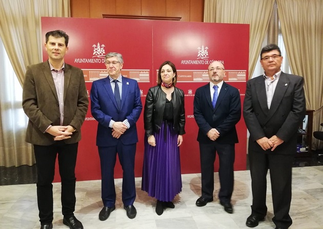 The Mayor of Cordoba,, Isabel Ambrosio, with the historian  Antonio Simoni and national and local evangelical leaders.  / Actualidad Evangélica.,