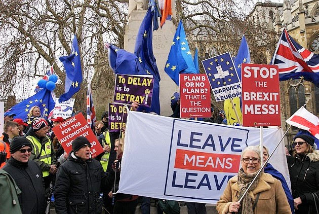 Pro and anti-Brexit protesters in London. / Chiraljohn (Wikimedia Commons, CC),